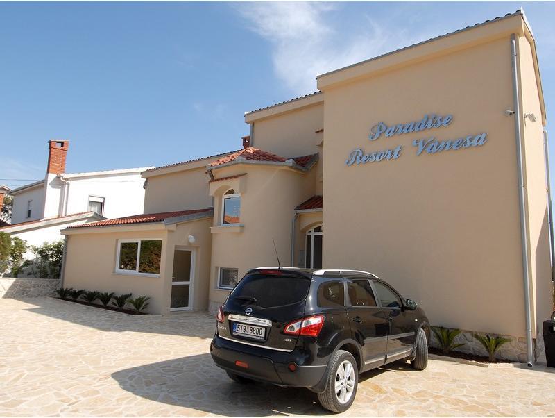 Paradise Resort Vanesa วีร์ ภายนอก รูปภาพ